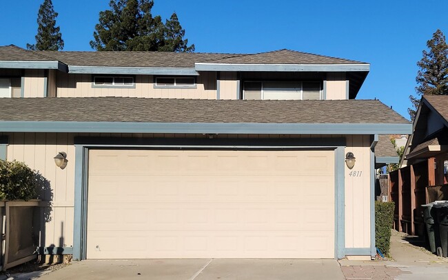 Building Photo - Adorable 2 bedroom 2 bath Duplex