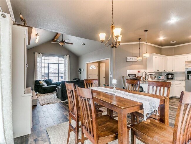 Building Photo - Gorgeous Home Located In Choctaw!!!