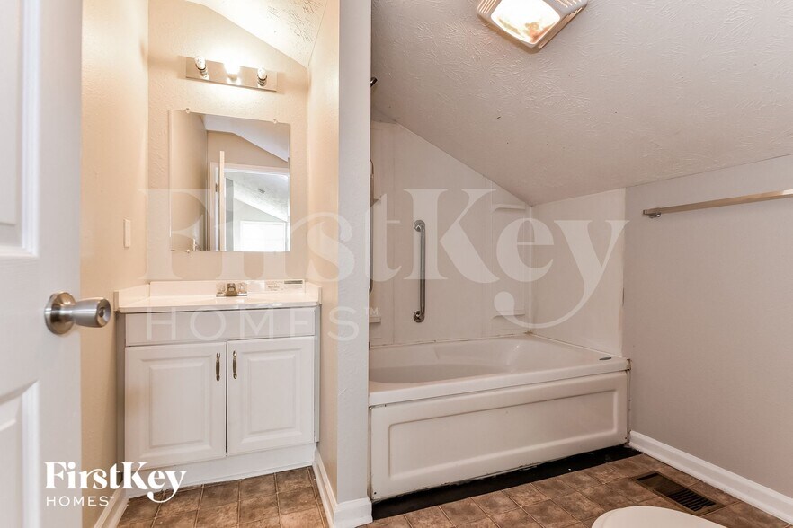 Building Photo - 2229 W 58th St