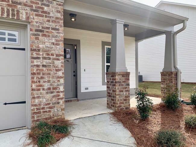 Building Photo - Spacious home with Garage and Fenced Backy...