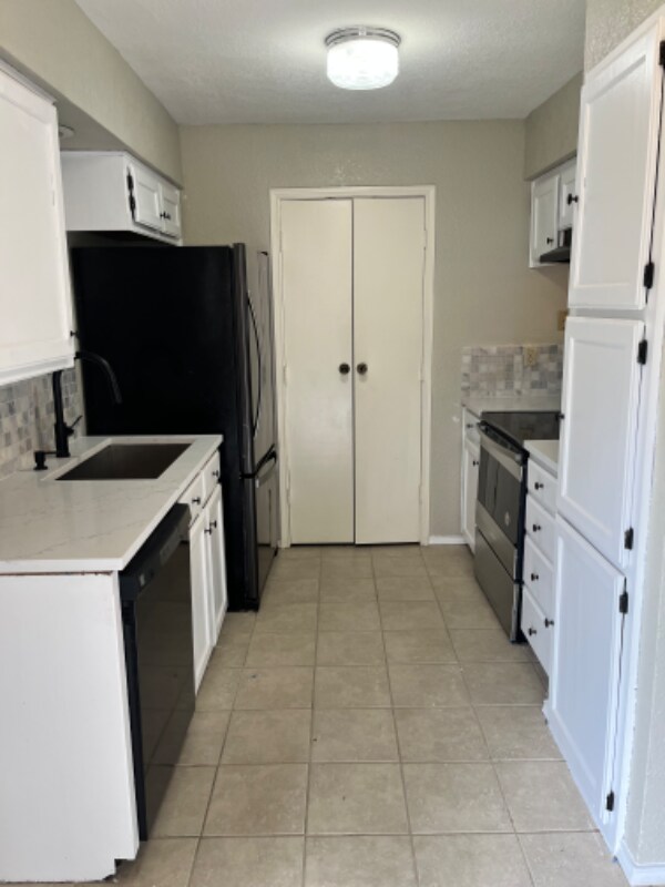 Building Photo - 2402 Summer Pl Dr