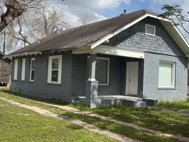 Building Photo - 709 E Jackson Ave