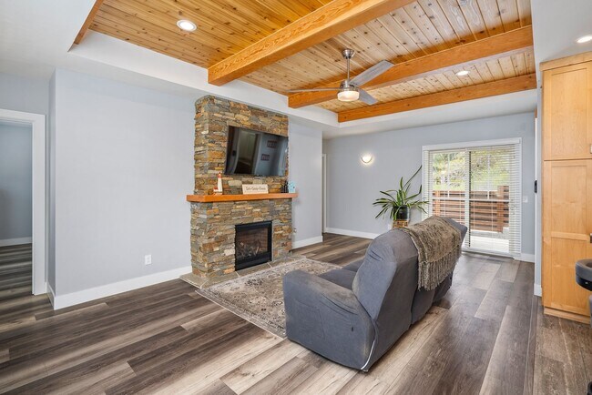 Building Photo - 1481 Hollister Ln