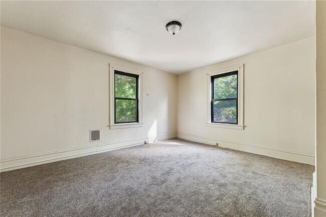 Building Photo - 1250 Blackadore Ave