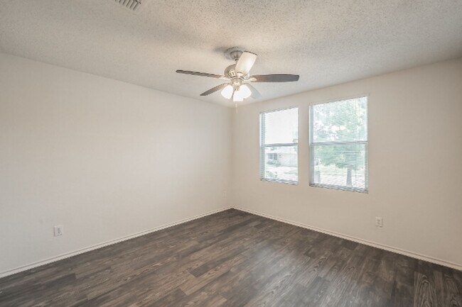 Building Photo - 3327 Clydesdale Dr