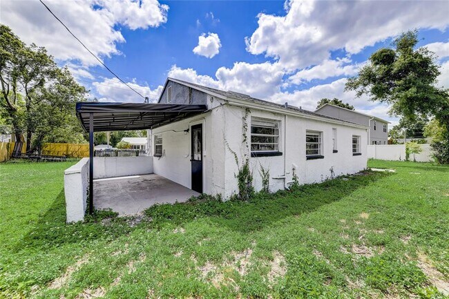 Building Photo - 2600 S Crystal Lake Dr