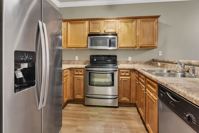 Building Photo - 3 Bedroom- 3 Full bath Small Pet Friendly ...