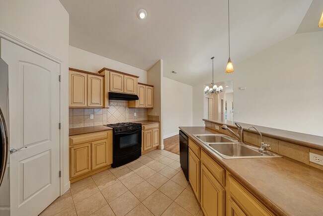 Building Photo - 832 Montclair Dr