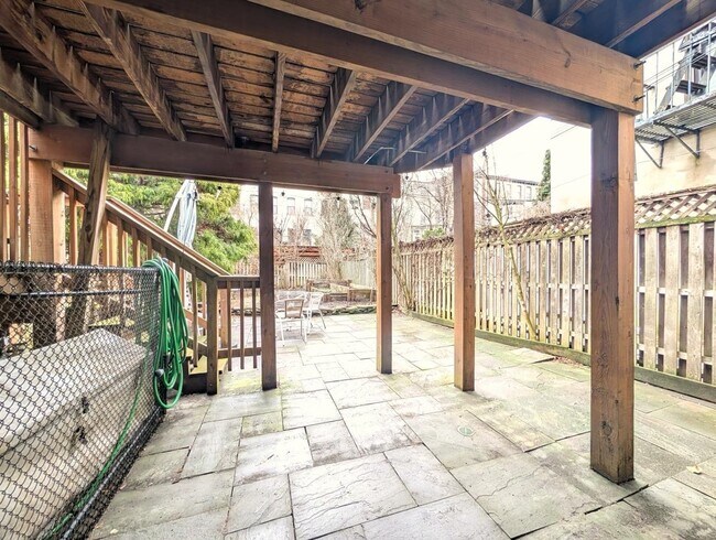 Building Photo - 136 Mercer St