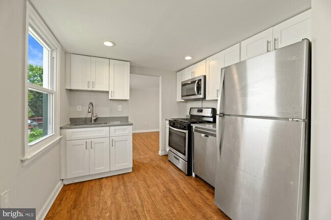 Building Photo - 240 Riverview Ave