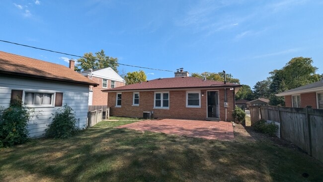 Building Photo - ?? Spacious 3BR Ranch | District 57 & Pros...