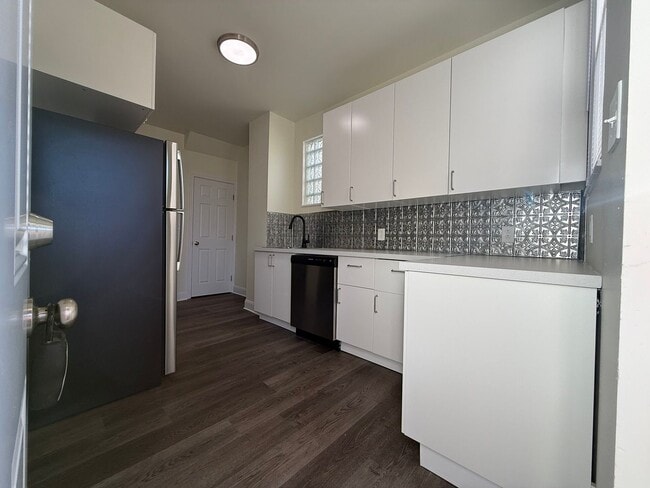 Building Photo - Updated 3BR 1.5 bath house with office/ of...