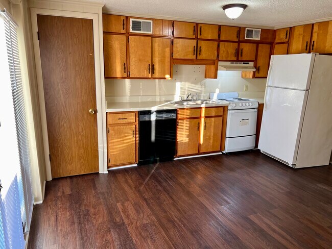 Building Photo - 110 Lyons St