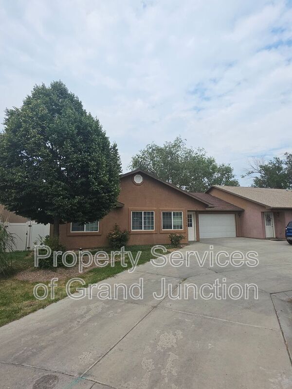 Building Photo - 3018 Oakwood Dr