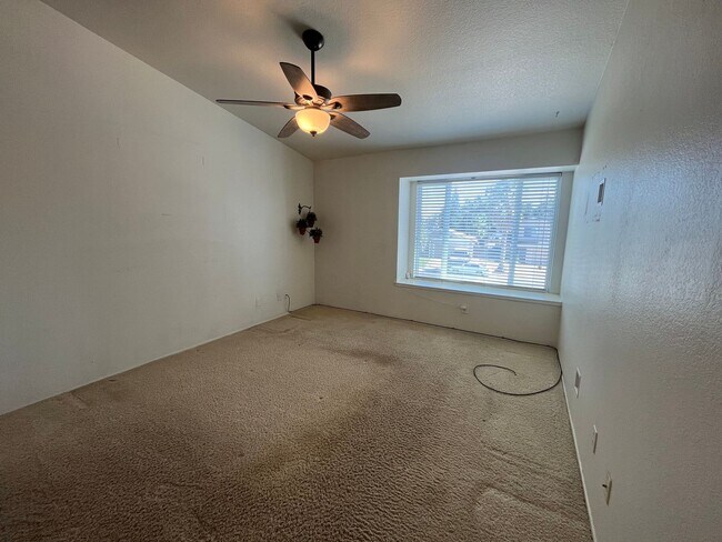 Building Photo - Spacious 3bed 2.5bath 2 story home available now!