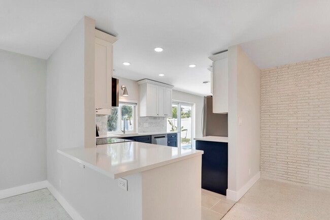 Building Photo - 3898 Holly Dr