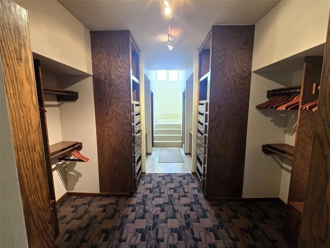 Building Photo - 3231 Hemingway Dr