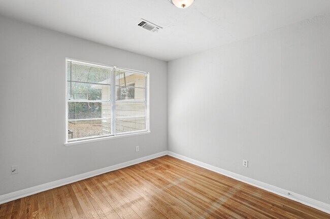Building Photo - 5830 Glenhurst Dr