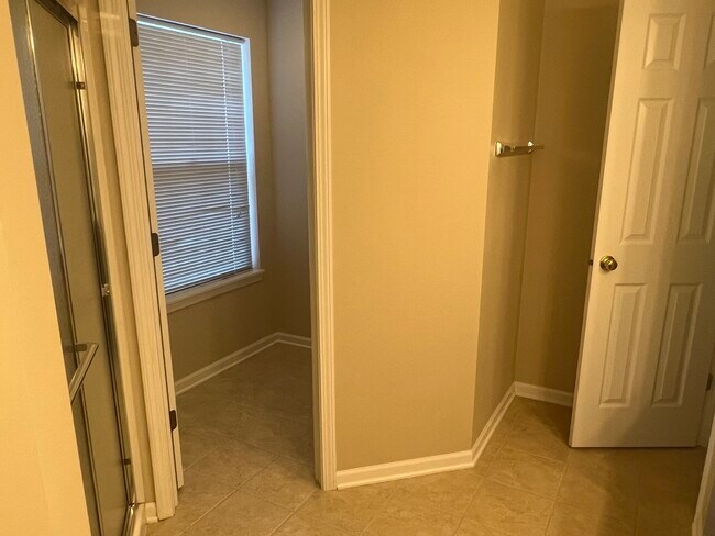 Building Photo - 1861 Crenshaw Cir