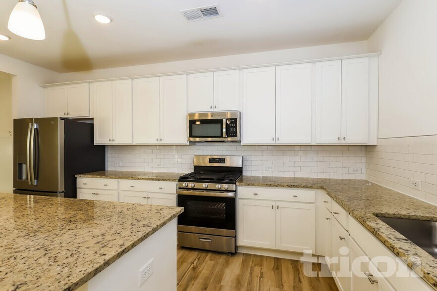 Building Photo - 132 Everett Sq