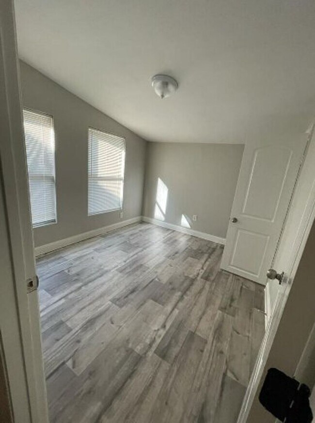 Building Photo - Duplex  835 S