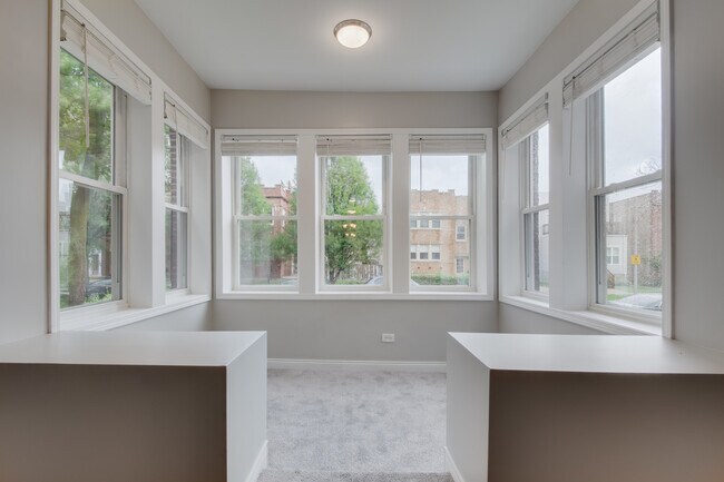 Building Photo - 5039 W Cullom Ave