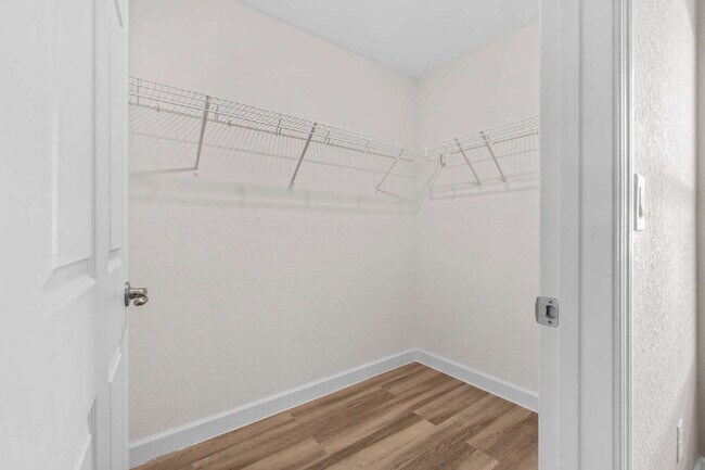 Building Photo - 3BR, 2BA Available Now with Fenced Yard and New Floors, North Marion Oaks