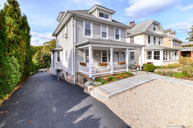 Building Photo - 231 Flax Hill Rd