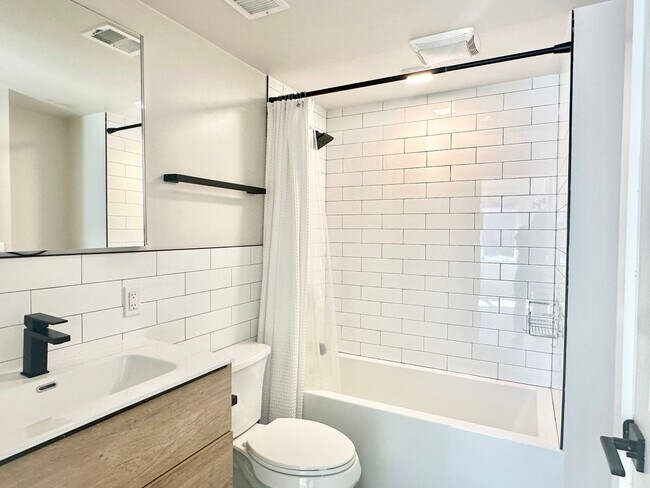 Building Photo - New Building! 2 Bed/ 2 Bath! Parking! Pets...
