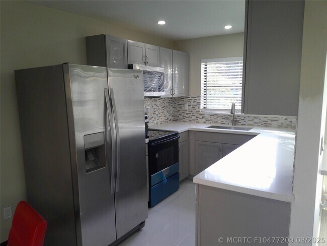 Building Photo - 3810 SW 52nd Ave