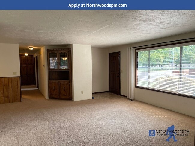 Building Photo - Very Nice 3 Bedroom 2 Bath Home-Located on a Corner Lot