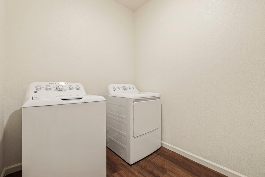 Laundry - 522 Bedfordshire Dr