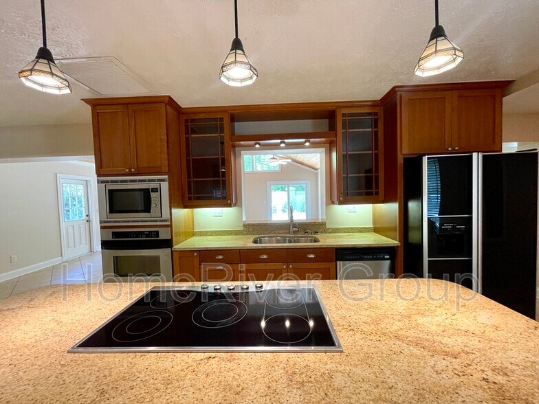 Building Photo - 2105 W Country Club Dr