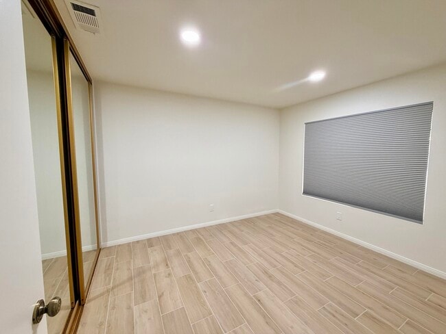 Building Photo - 1496 E Luna Way