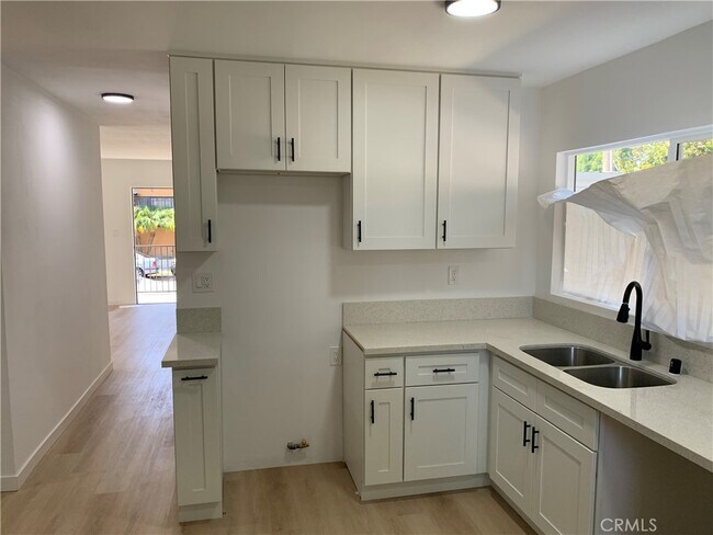 Building Photo - 1209 W 40th Pl