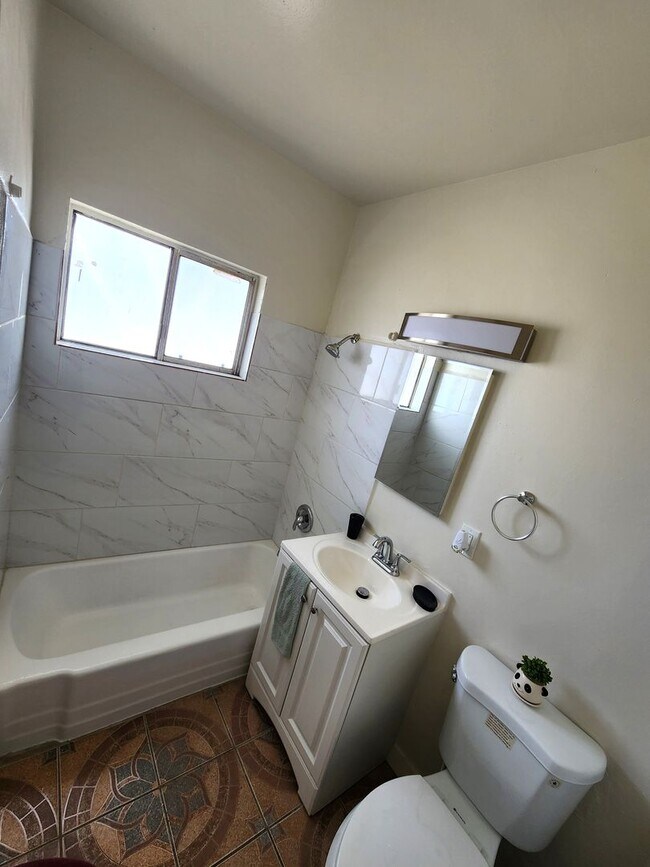 Interior Photo - HAWTHORNE 2