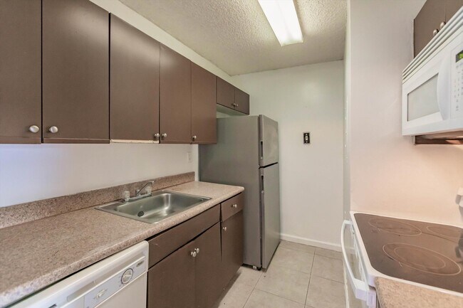 Building Photo - 1140 Lake Victoria Dr