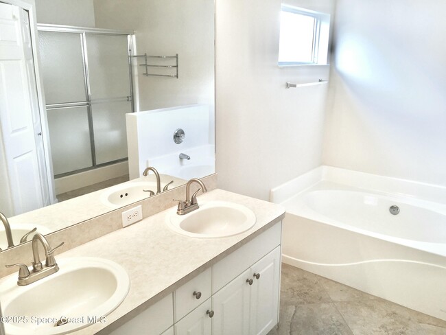 Building Photo - 974 Villa Dr