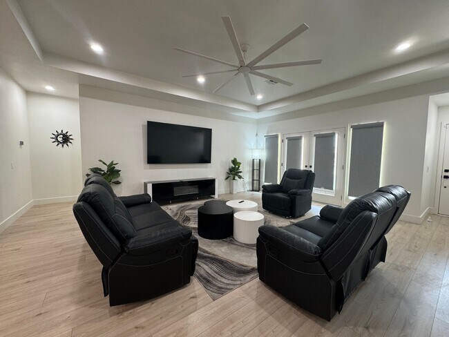 Building Photo - 6129 Lago Grande Dr