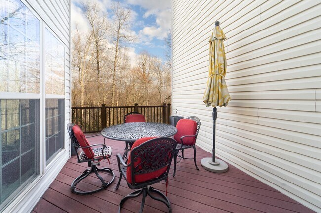 Building Photo - Updated Faircrest 4 BD 3.5 BA Townhome