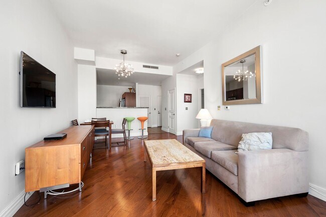 Building Photo - Top Floor Condo in the Gaslamp District!