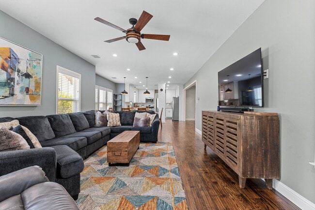 Building Photo - 607 S Alamo St