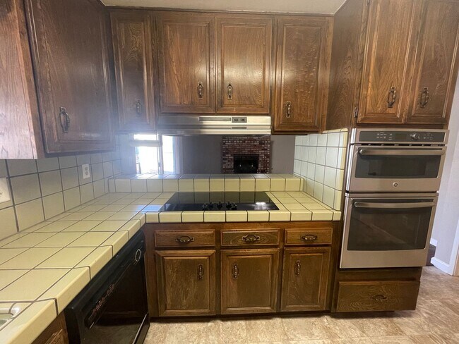 Building Photo - Single story located in East Modesto neigh...
