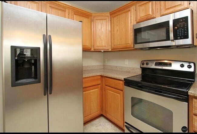Building Photo - 6028 Glenbrook Ln