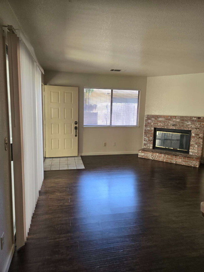 Building Photo - Highly Sought After Location! Available 5/9!