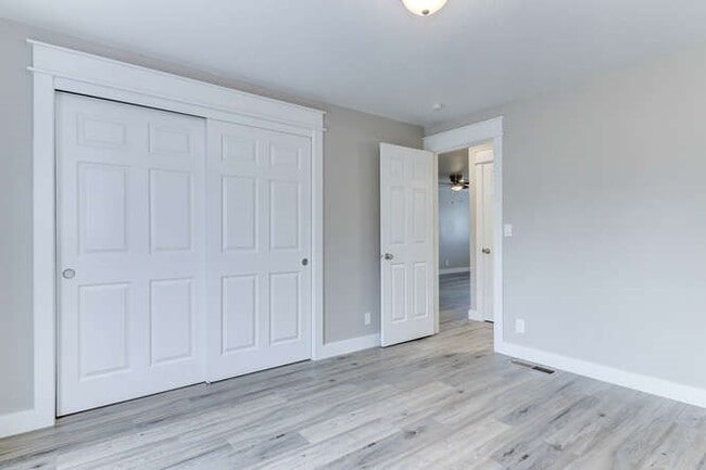 Building Photo - Ensign Ave Duplex