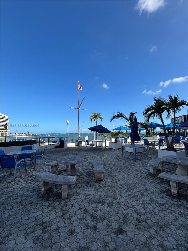 Building Photo - 999 Brickell Bay Dr