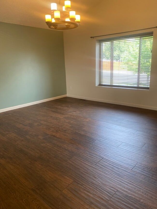 Building Photo - 3 Bedroom Tri-level in Woodland Hills