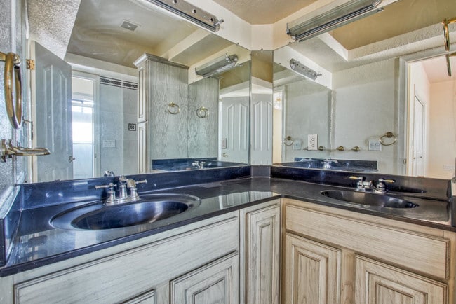 Building Photo - 6912 Crown Ridge Dr