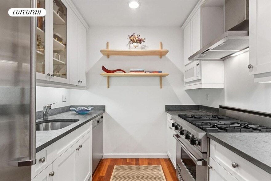 Building Photo - 400 E 51st St